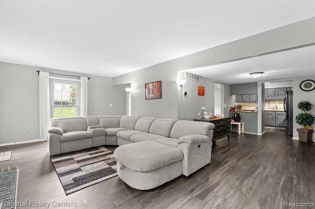 42142 Roscommon Street, Novi, MI 48167