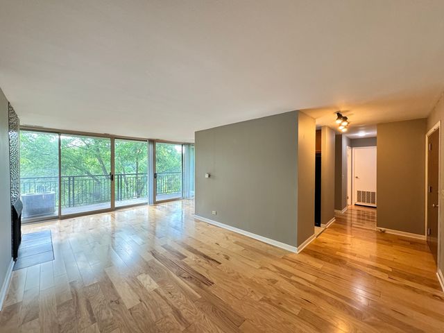 5900 OAKWOOD Drive 4J, Lisle, IL 60532