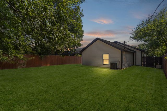 1037 E Richmond Avenue, Fort Worth, TX 76104