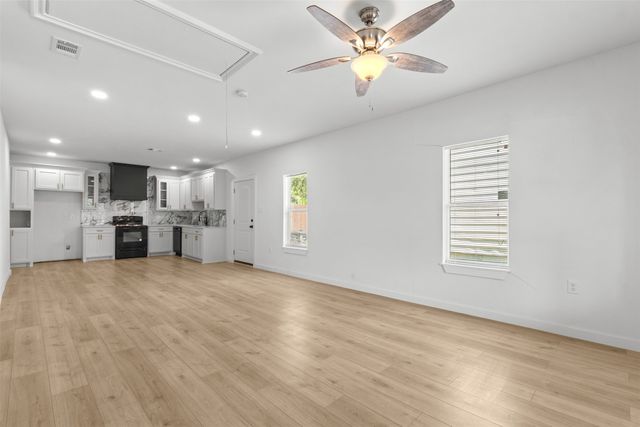 1037 E Richmond Avenue, Fort Worth, TX 76104