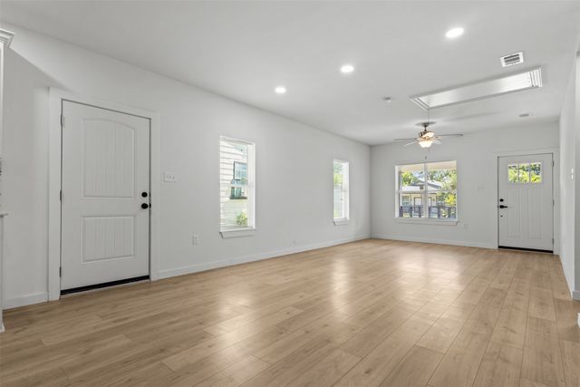 1037 E Richmond Avenue, Fort Worth, TX 76104