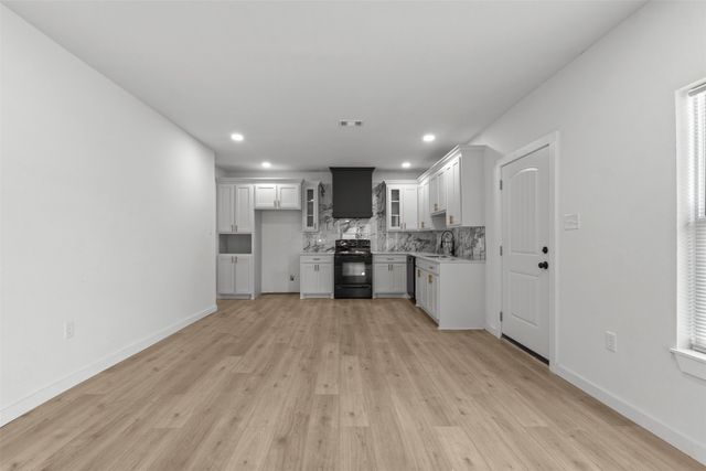 1037 E Richmond Avenue, Fort Worth, TX 76104