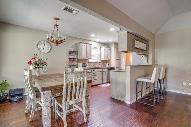 512 Parkridge Boulevard, Burleson, TX 76028