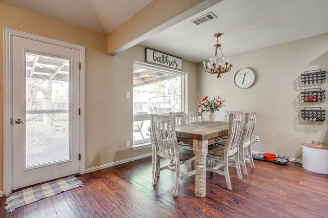 512 Parkridge Boulevard, Burleson, TX 76028