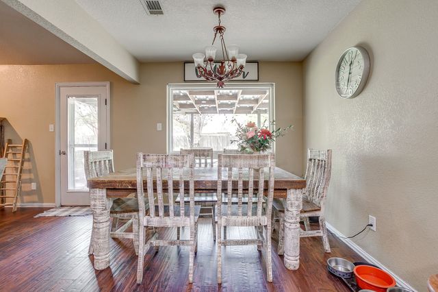 512 Parkridge Boulevard, Burleson, TX 76028