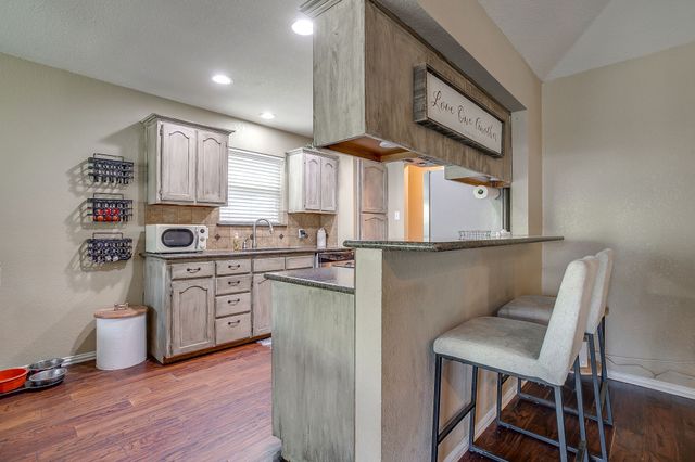 512 Parkridge Boulevard, Burleson, TX 76028