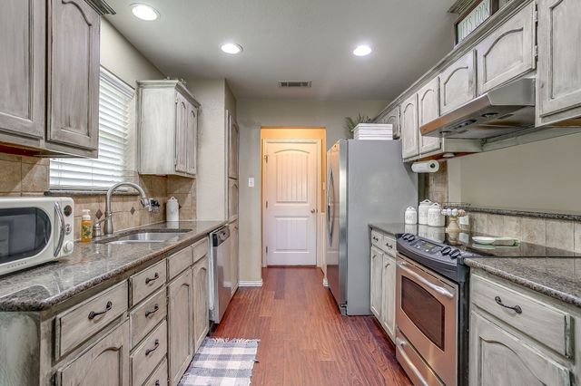 512 Parkridge Boulevard, Burleson, TX 76028