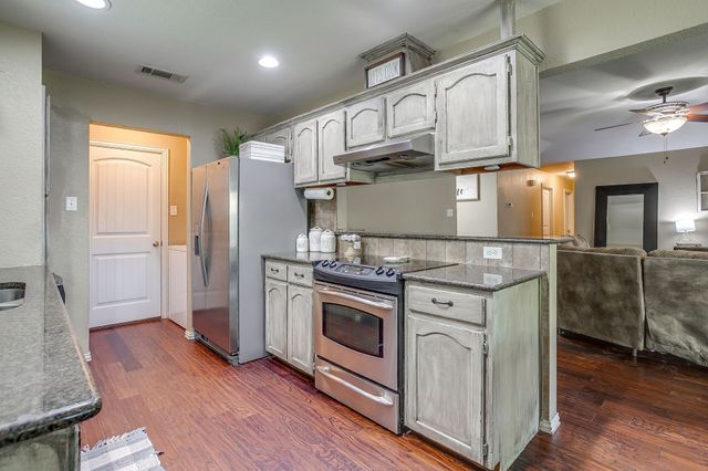 512 Parkridge Boulevard, Burleson, TX 76028