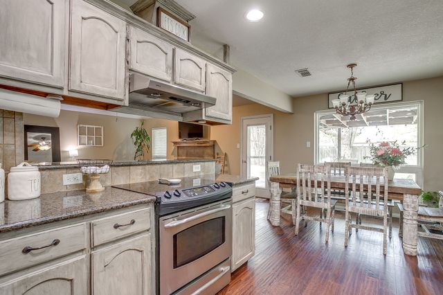 512 Parkridge Boulevard, Burleson, TX 76028