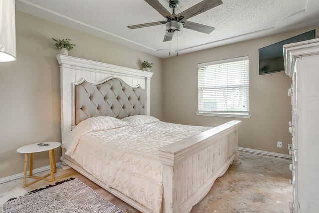 512 Parkridge Boulevard, Burleson, TX 76028