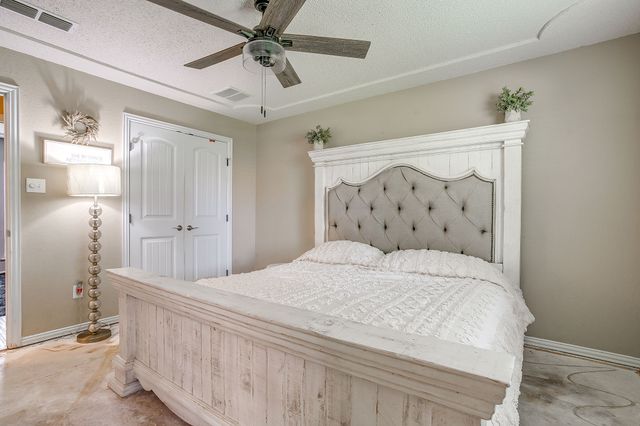 512 Parkridge Boulevard, Burleson, TX 76028