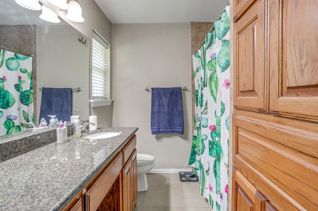 512 Parkridge Boulevard, Burleson, TX 76028