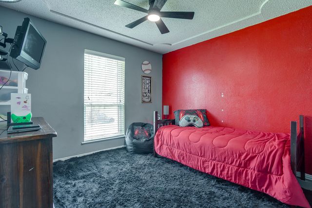 512 Parkridge Boulevard, Burleson, TX 76028