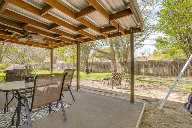 512 Parkridge Boulevard, Burleson, TX 76028