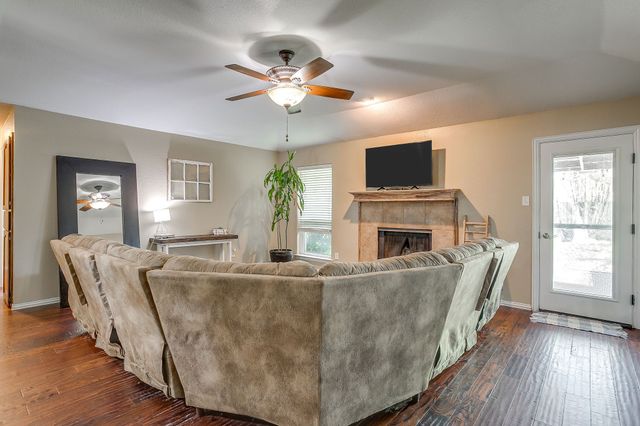 512 Parkridge Boulevard, Burleson, TX 76028