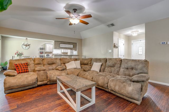 512 Parkridge Boulevard, Burleson, TX 76028