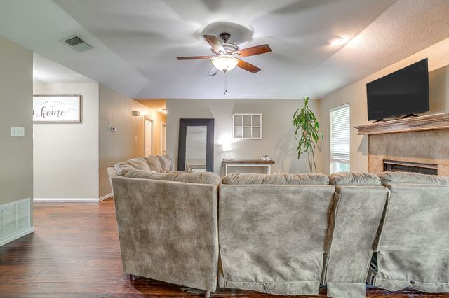 512 Parkridge Boulevard, Burleson, TX 76028