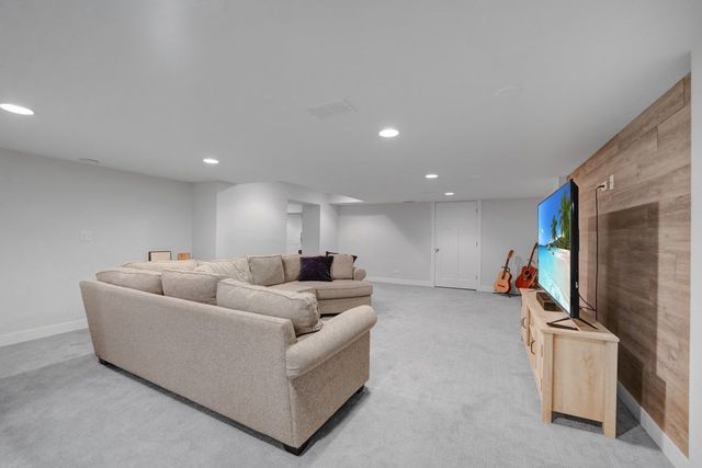 1564 White Eagle Drive, Naperville, IL 60564