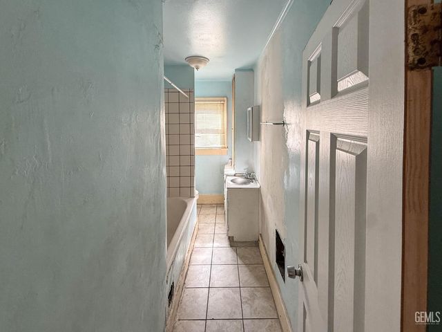 202 E Moneta Avenue, Bakersfield, CA 93308