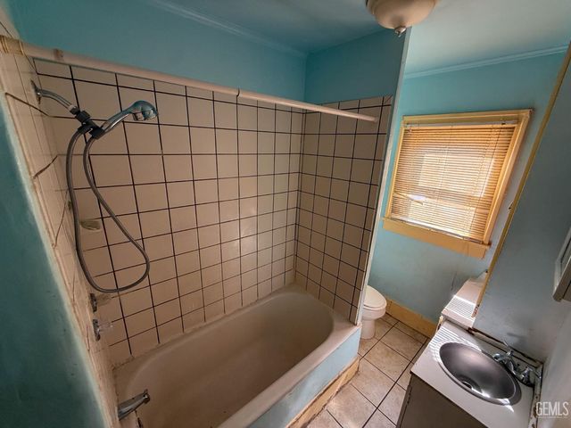 202 E Moneta Avenue, Bakersfield, CA 93308