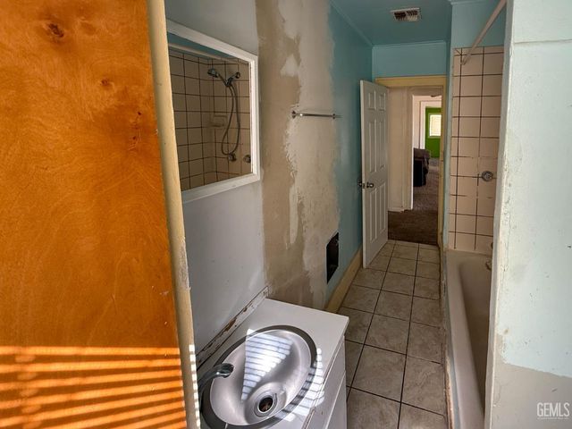 202 E Moneta Avenue, Bakersfield, CA 93308