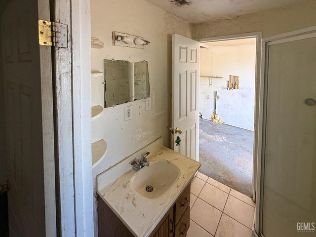 202 E Moneta Avenue, Bakersfield, CA 93308