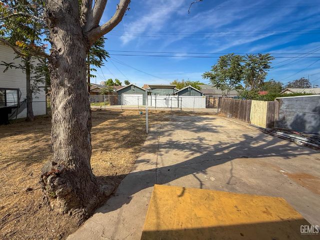 202 E Moneta Avenue, Bakersfield, CA 93308