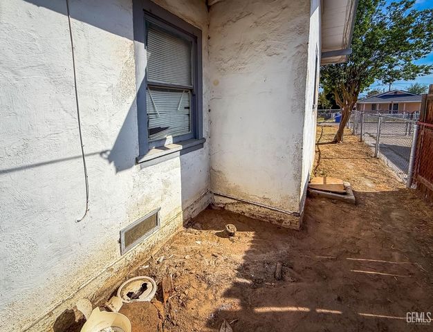 202 E Moneta Avenue, Bakersfield, CA 93308