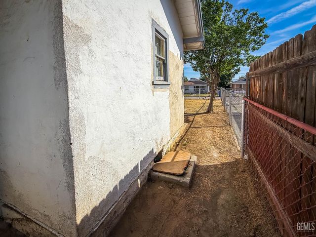 202 E Moneta Avenue, Bakersfield, CA 93308