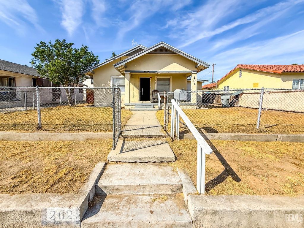202 E Moneta Avenue, Bakersfield, CA 93308