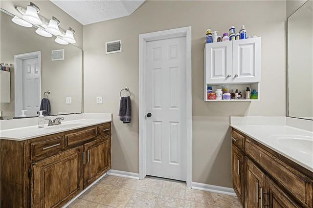 25000 Pflumm Road, Louisburg, KS 66053