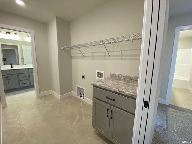 421 Hodges Court, Chatham, IL 62629