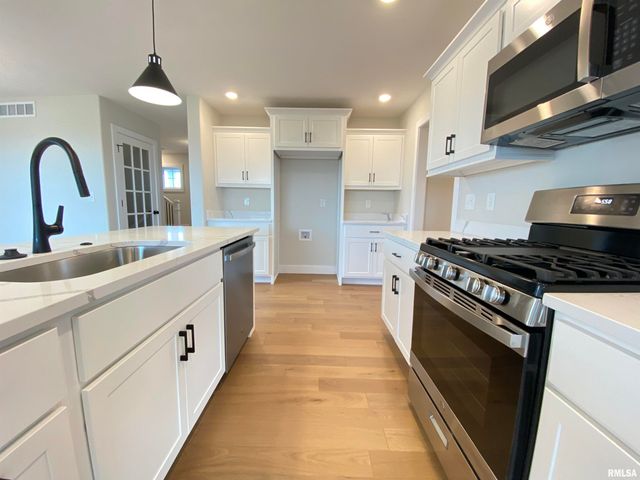 421 Hodges Court, Chatham, IL 62629