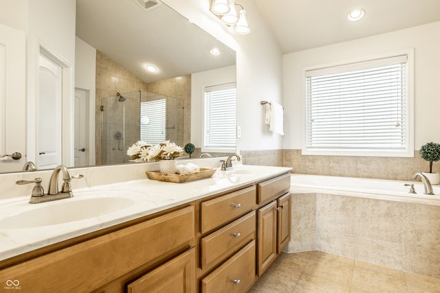 13896 Twin Lakes Circle E, Carmel, IN 46074