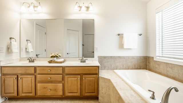 13896 Twin Lakes Circle E, Carmel, IN 46074