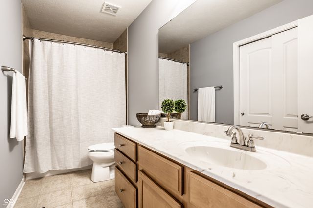 13896 Twin Lakes Circle E, Carmel, IN 46074