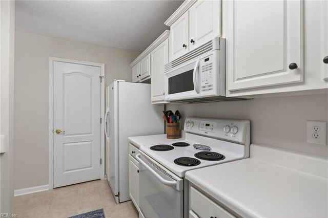 308 Waters Edge LN, Suffolk, VA 23435