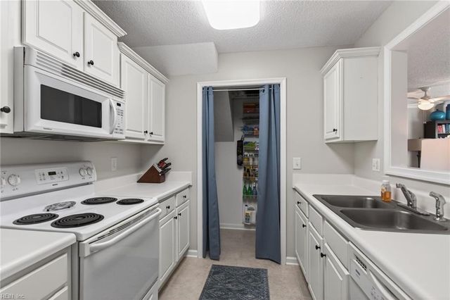 308 Waters Edge LN, Suffolk, VA 23435