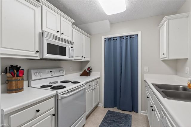 308 Waters Edge LN, Suffolk, VA 23435