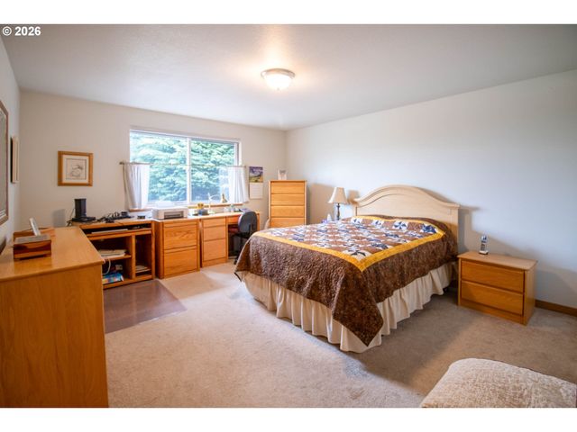 867 N SUMMERWOOD St, Roseburg, OR 97471