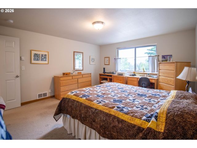 867 N SUMMERWOOD St, Roseburg, OR 97471