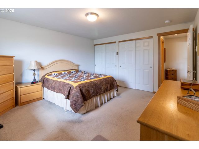 867 N SUMMERWOOD St, Roseburg, OR 97471
