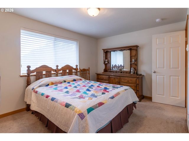 867 N SUMMERWOOD St, Roseburg, OR 97471
