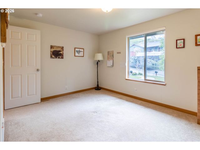 867 N SUMMERWOOD St, Roseburg, OR 97471