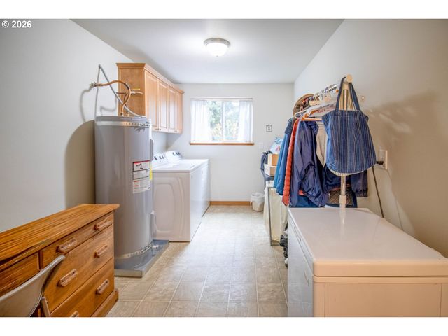 867 N SUMMERWOOD St, Roseburg, OR 97471