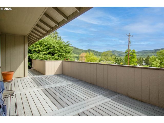 867 N SUMMERWOOD St, Roseburg, OR 97471