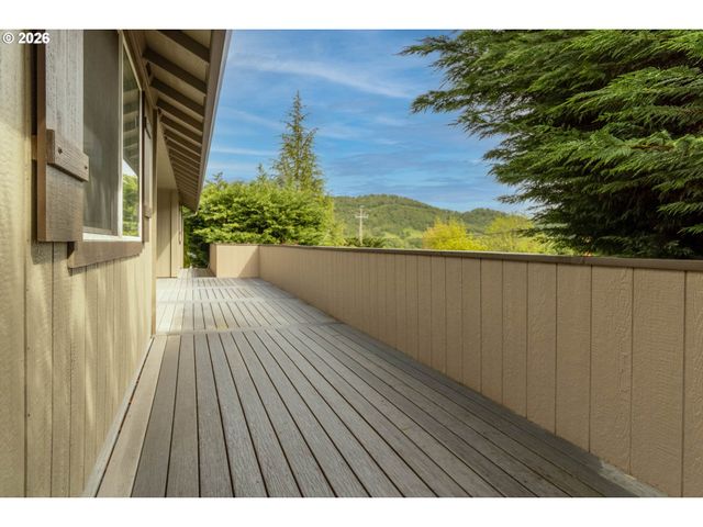 867 N SUMMERWOOD St, Roseburg, OR 97471