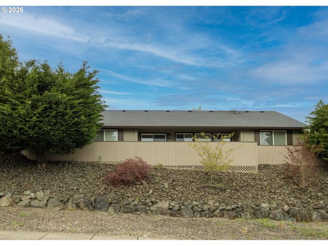 867 N SUMMERWOOD St, Roseburg, OR 97471