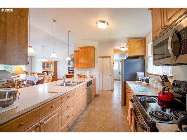 867 N SUMMERWOOD St, Roseburg, OR 97471