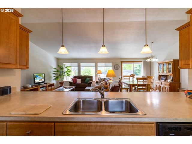 867 N SUMMERWOOD St, Roseburg, OR 97471